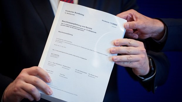 Ausschussmitglieder halten den Abschlussbericht des Wirecard-Untersuchungsausschuss nach der Übergabe an den Bundestagspräsidenten in den Händen.