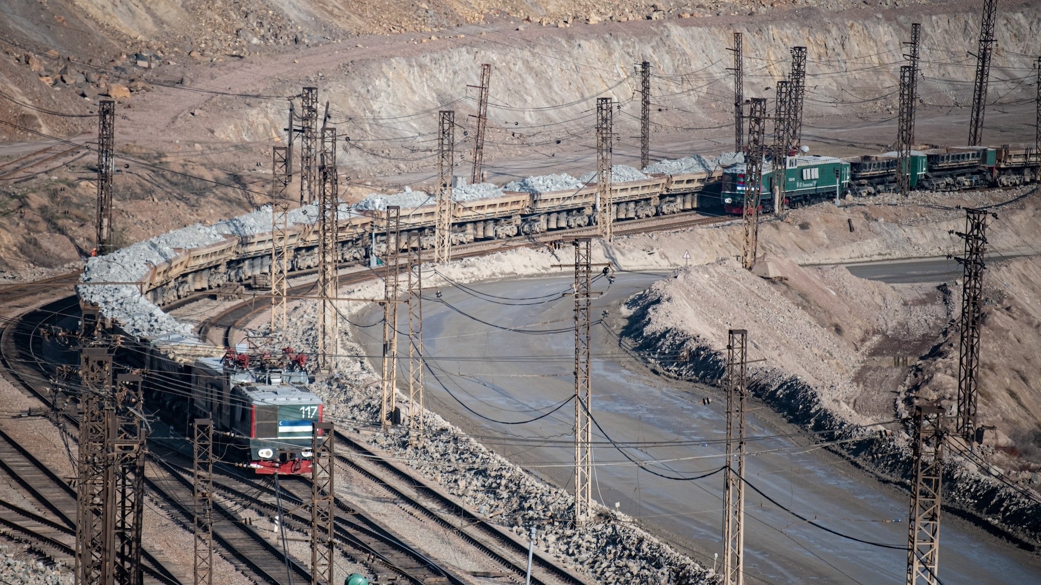 Zwei Züge in der Bergbauanlage Almalyk in Usbekistan
