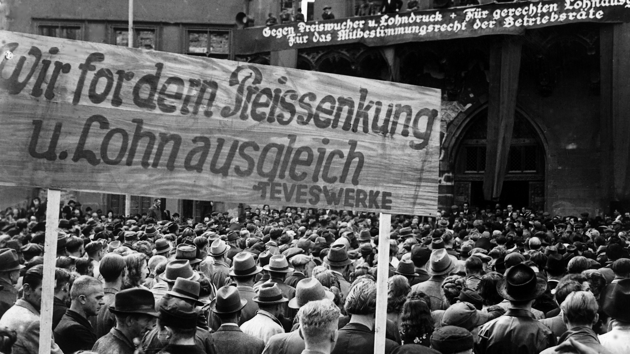 Blick auf den Römerberg in Frankfurt am Main während der Kundgebung am 12.08.1948.