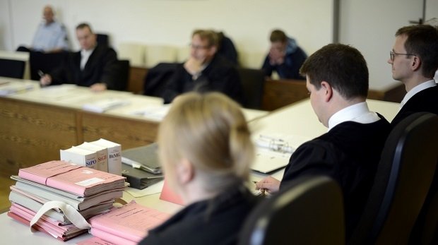 Ein Richter sitzt am Dienstag (15.07.14) in Duisburg im Landgericht zum Verhandlungsbeginn eines Strafprozesses mit Beisitzern auf der Richterbank.