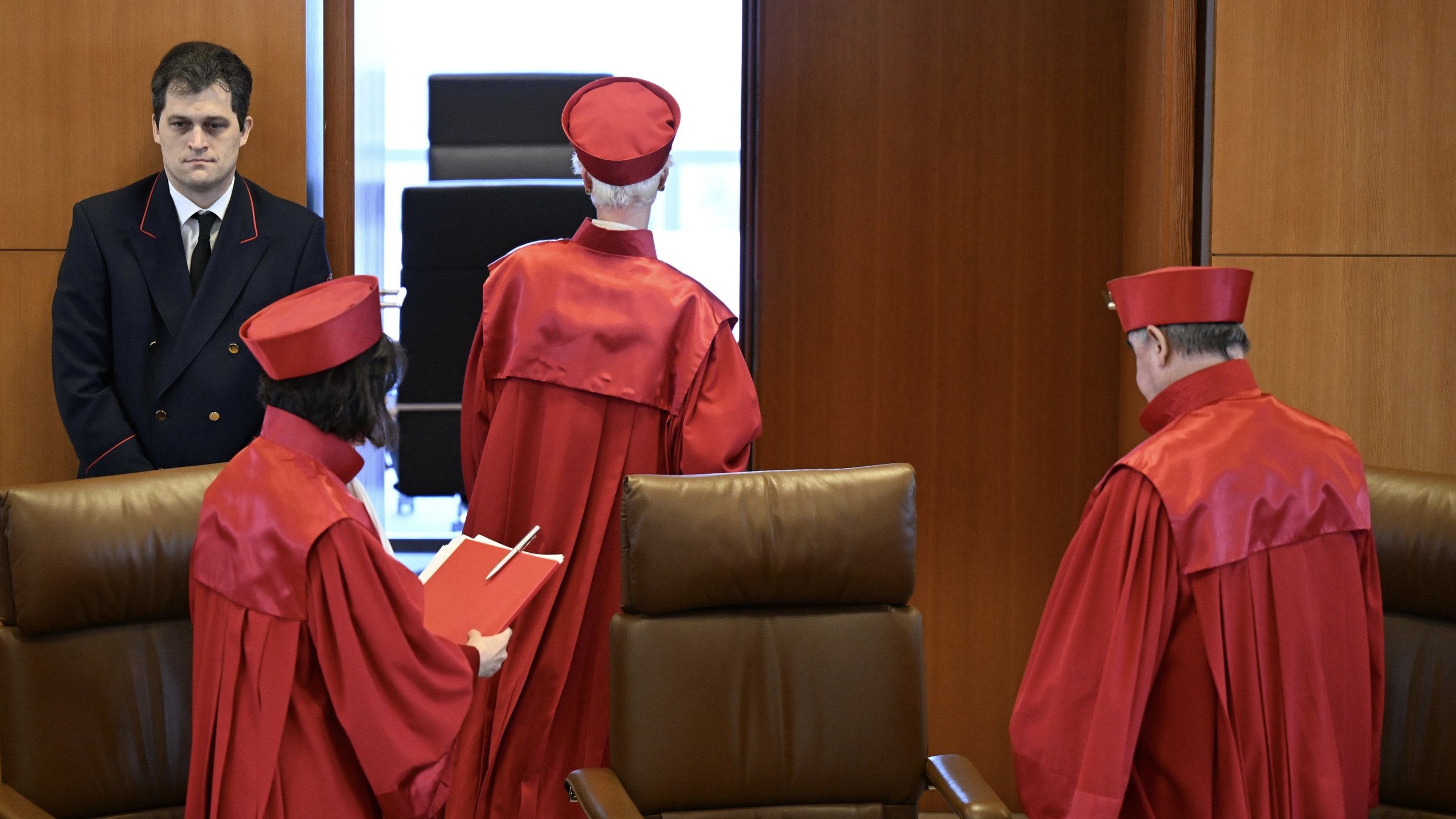 Die Verfassungsrichter mit den roten Roben