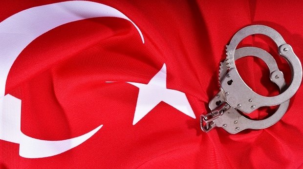 Türkische Flagge und Handschellen