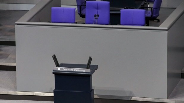 Rednerpult im Deutschen Bundestag in Berlin Foto vom 06. Dezember 2013.