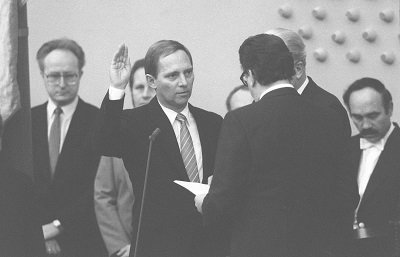 Schäuble 1985 bei seiner Ministervereidigung Foto: picture alliance / SVEN SIMON