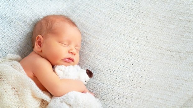 Neugeborenes schläft