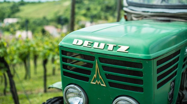 Traktor mit Deutz-Schriftzug