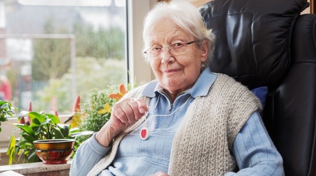 Seniorin mit Nothilfe-Knopf (Symbolbild)