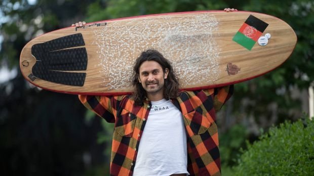 Der Exil-Afghane Afridun Amu steht am 09.05.2017 mit einem seiner Surfboards auf der Straße vor einer Wohnung in Offenbach am Main (Hessen).