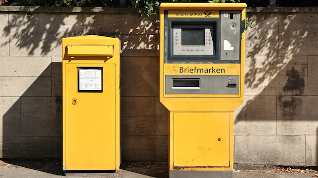 Briefkasten und Briefmarken-Automat