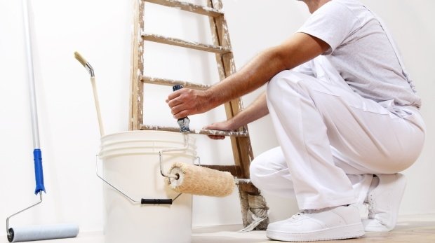 Maler mit Farbeimer und Leiter