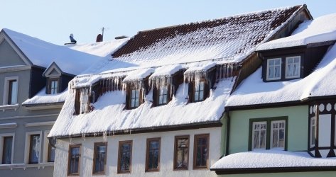 Tauwetter in Deutschland: Dachlawinen und andere Gefahren von oben