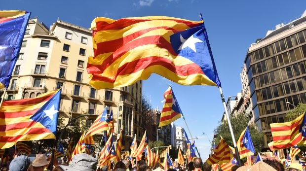 Demonstration mit katalanischen Flaggen