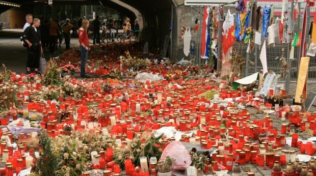 Gedenkkerzen für Opfer der Loveparade-Katastrophe
