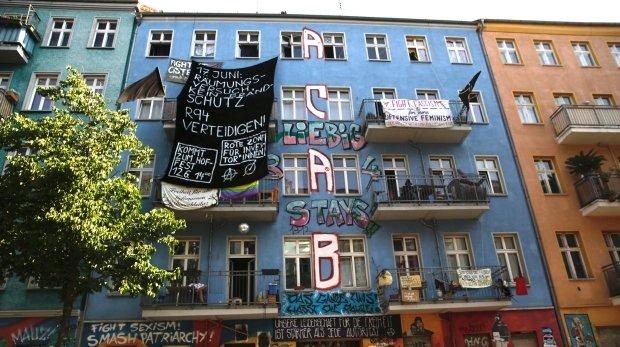 Polizisten stehen vor dem Haus vor der gewaltsamen Öffnung der Tür von dem Haus Rigaer 94 in der Rigaer Strasse in Berlin-Friedrichshain am 17.06.2022