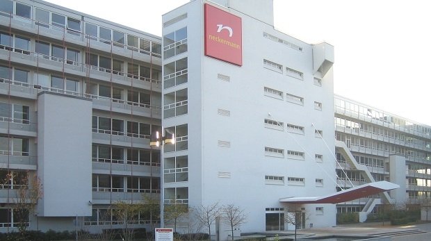 Haupteingang der Neckermann-Zentrale im Jahr 2005