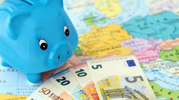 Sparschwein und Euroscheine auf Europakarte