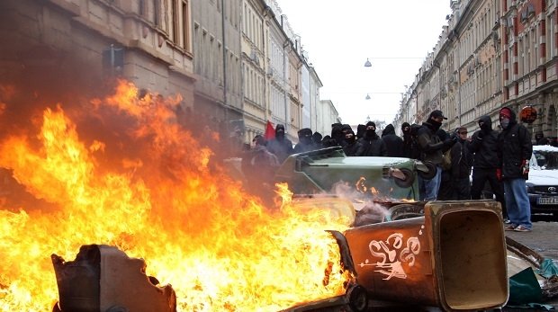 Antifa-Demonstration mit brennenden Mülleimern