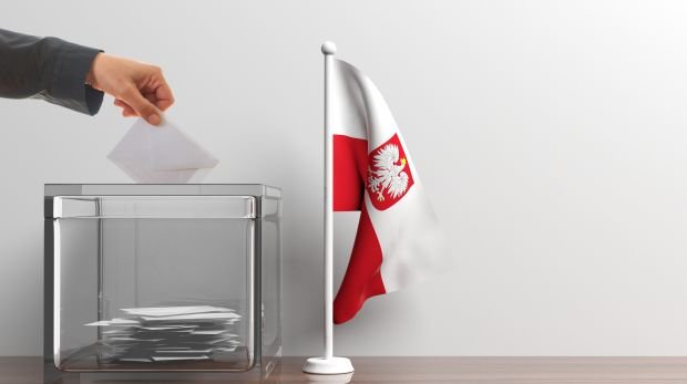 Wahlurne und Polenflagge