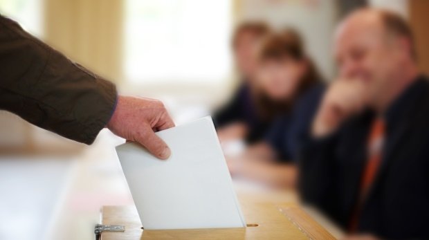 Stimmzettel in Wahlurne