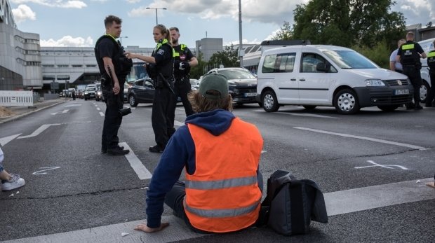 Ein Klimaaktivist hat sich am 11. Juli 2022 auf einer Straße in Berlin festgeklebt