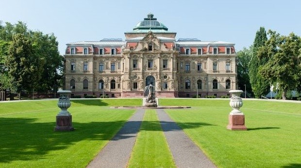 Erbgroßherzogliches Palais mit Brunnen, Karlsruhe