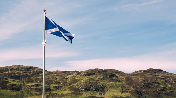 Eine schottische Flagge in den Highlands