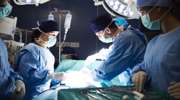 Medizinisches Personal bei einer Operation (Symbolbild)