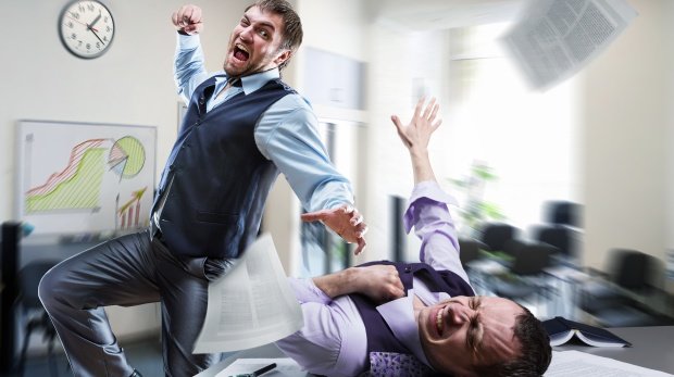 Zwei Männer schlagen sich im Büro