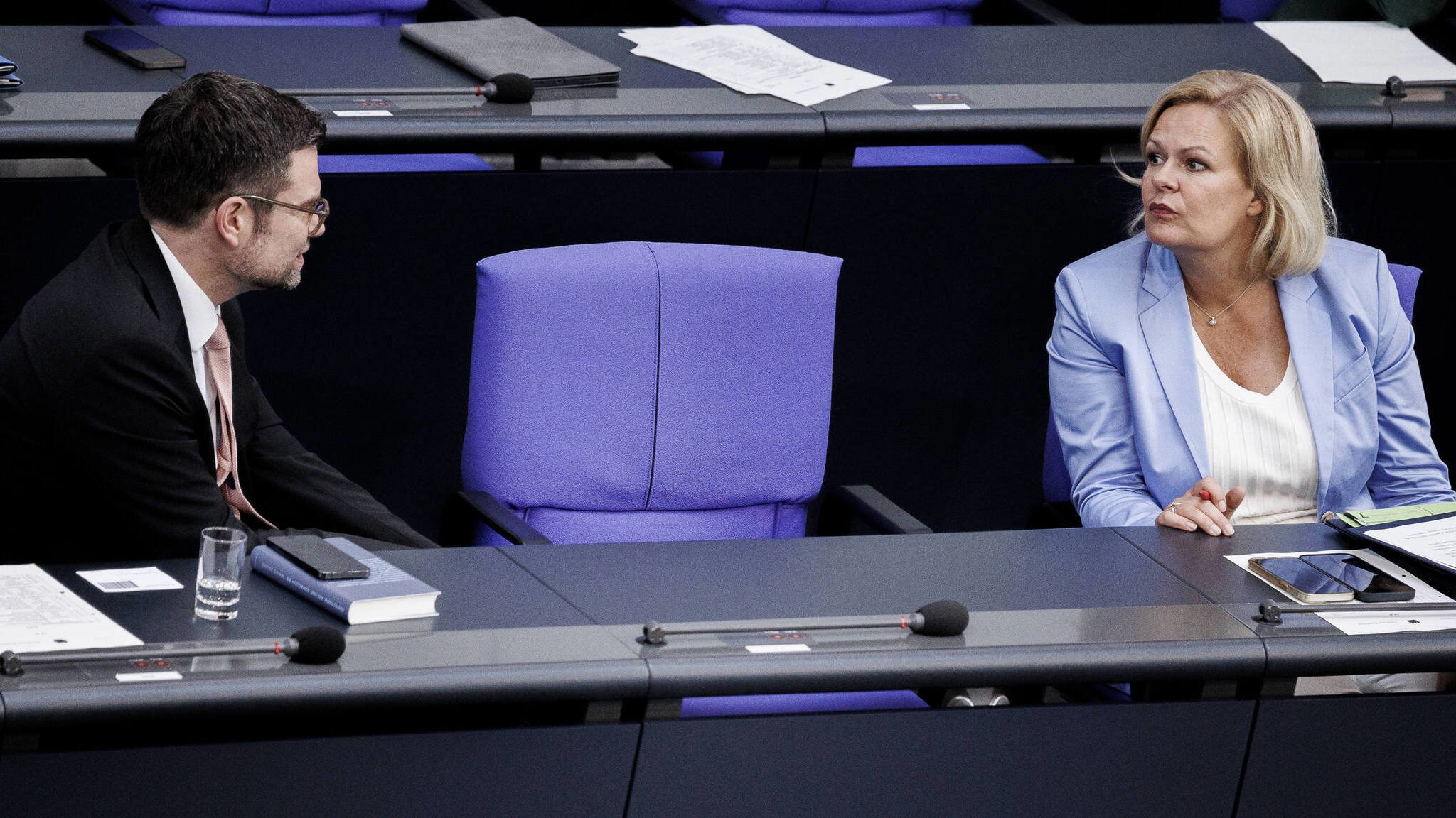Innenministerin Nancy Faeser und Justizminister Buschmann sprechen miteinander im Bundestag
