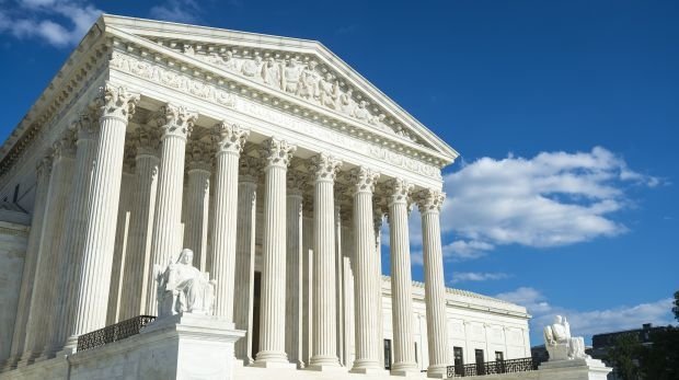 Gebäude des US-Supreme Courts vor blauem Himmel.
