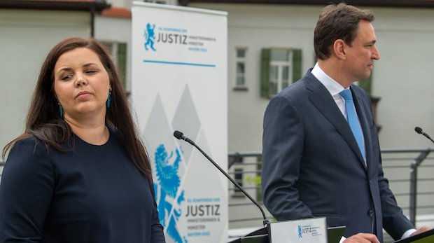Justiz-Senatorin Anna Gallina und Bayerns Justizminister Georg Eisenreich
