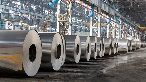 Aluminium-Rollen in einer Fabrikhalle