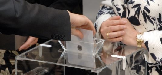 Mitglied der Bundesversammlung wirft Wahlzettel in die Urne