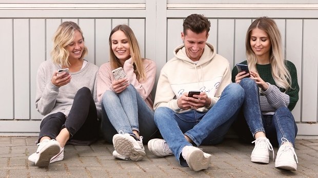Junge Leute am Smartphone