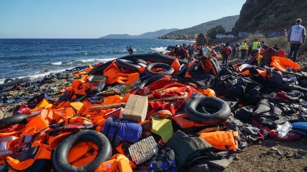 Rettungswesten und Habseligkeiten am Strand von Lesvos