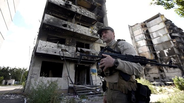 An armed man in Kiew, Ukraine.