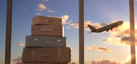 Koffer und Flugzeug