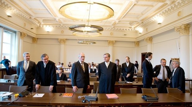 Die Ex-Vorstände der HSH Nordbank mit ihren Anwälten während des ersten Prozesses im Juli 2014 vor dem Hamburger Landgericht.