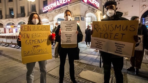Demonstrierende in München anlässlich des Jahrestags des Terroranschlags am 19. Februar 2021.