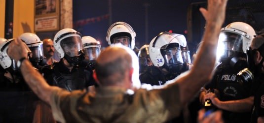 Istanbul: Ein Demonstrant versucht, Polizeikräfte aufzuhalten