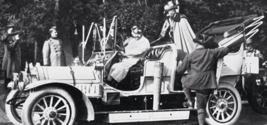 Kaiser Wilhelm II. (stehend) in seinem Automobil