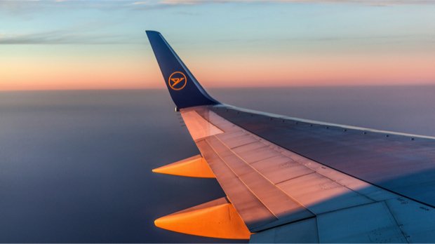 Flugzeugflügel der Lufthansa