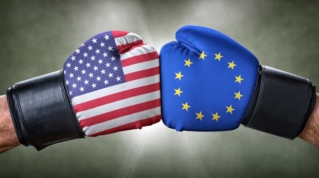 Boxhandschuhe mit USA- und Europa-Flagge