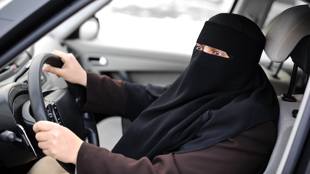 Frau mit Niqab am Steuer eines Autos