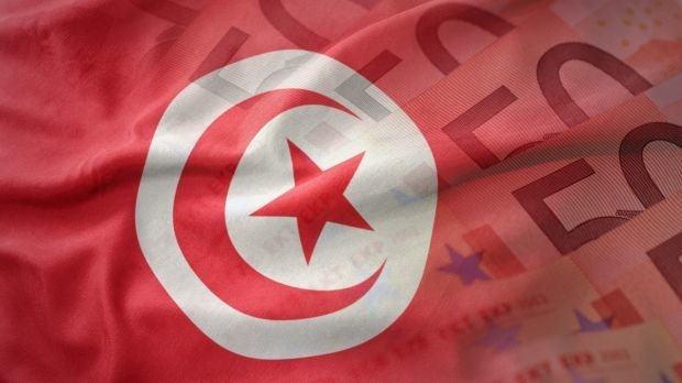 Flagge Tunesiens mit 50-Euro-Banknoten im Hintergrund