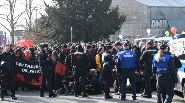 Teilnehmer einer Demonstration gegen eine geplante NPD-Wahlkampfveranstaltung haben sich vor der Stadthalle in Wetzlar versammelt