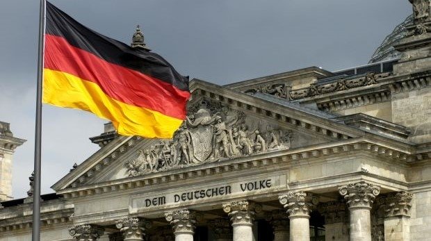 Deutschland-Flagge vor dem Reichstag