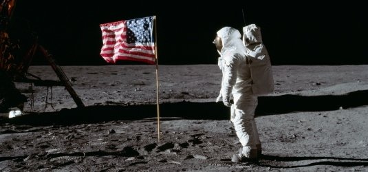 Astronaut Buzz Aldrin mit amerikanischer Flagge auf dem Mond (20. Juli 1969)