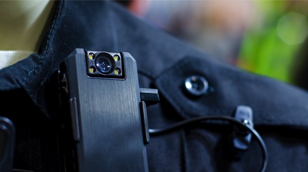 Bodycam an der Einsatzuniform eines Polizisten