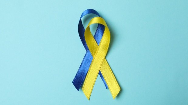 Blau-gelbe Schleifen als Symbol für den Down-Syndrom-Tag
